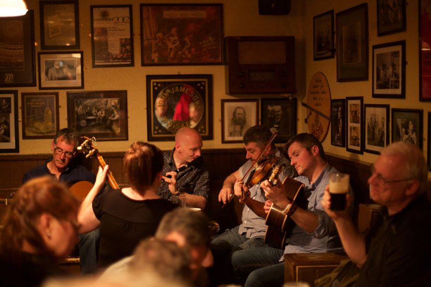 Dingle pub music
